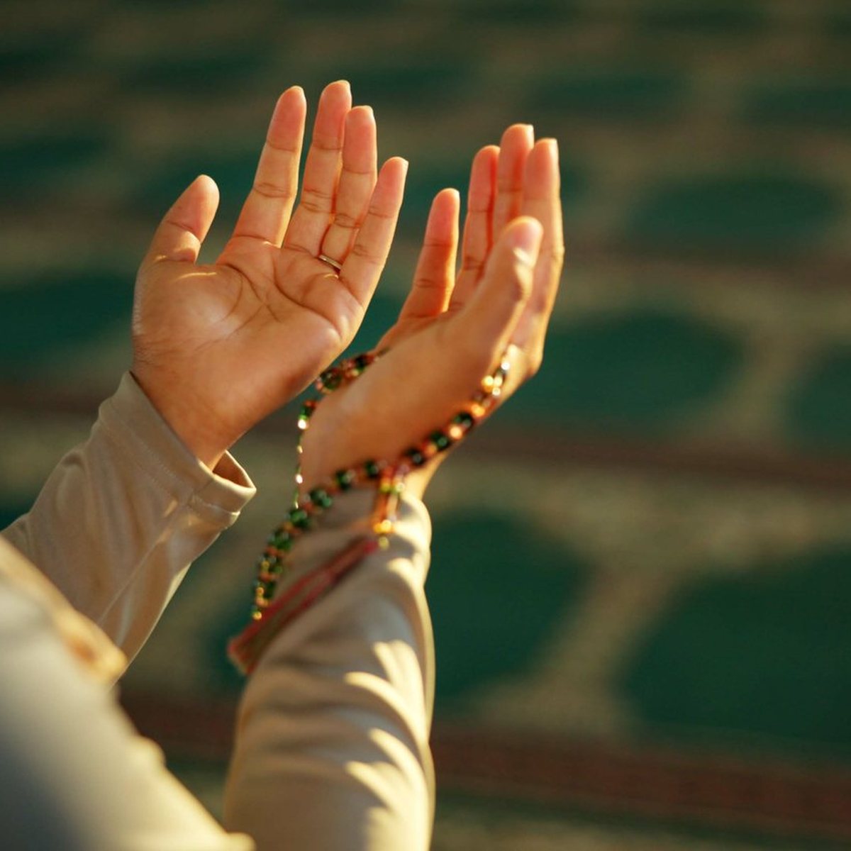 Mains en invocation avec chapelet, apaiser sa colère