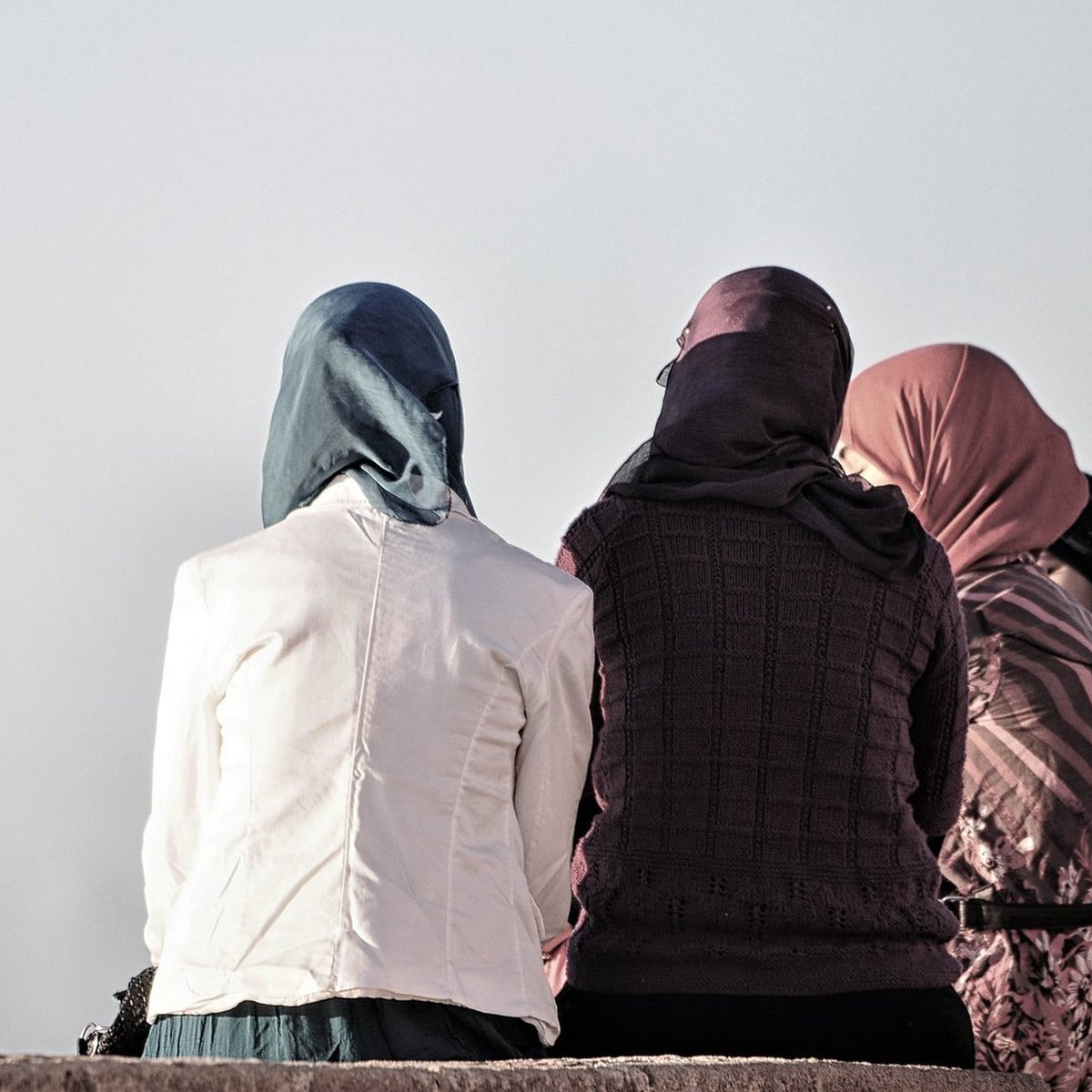 Femmes voilées de dos assises ensemble, groupe de parole dépression